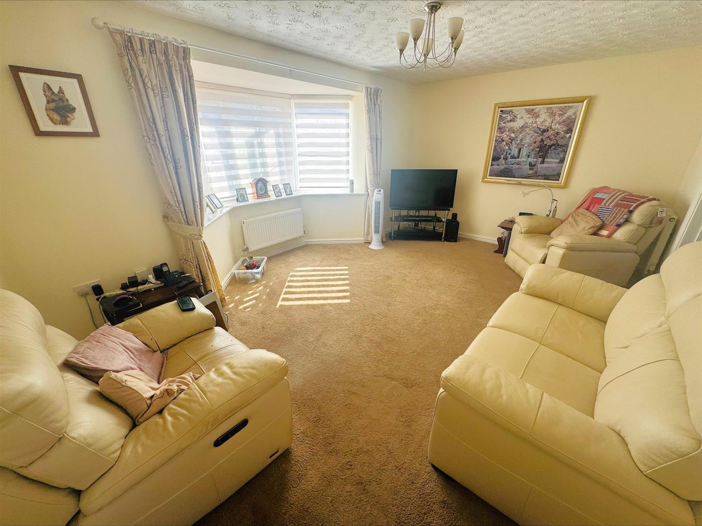 Clos Bryn Haul, Llwynhendy, Llanelli, SA14 9DZ